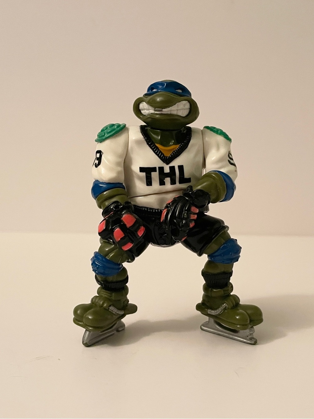 Vintage 1991 Playmates TMNT Slap Shot Leonardo Hockey Action Figure
